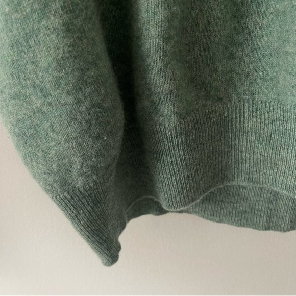 ❌Sold❌VINTAGE 90's United Colors Of Benetton 100% Wool Green Mock Neck Sweater - Picture 6 of 9